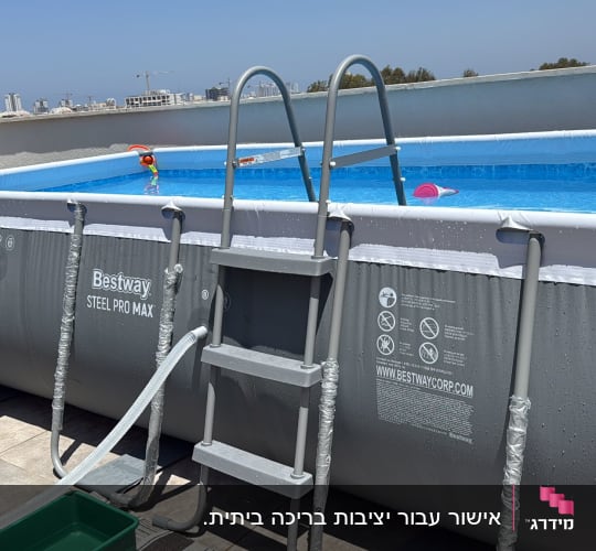 בריכה מתנפחת עם סולם על גג עם נוף עירוני